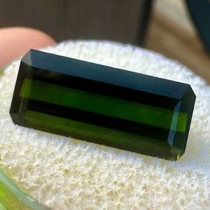 7.75 carat genuine VS clarity  green tourmaline HUGE and nice!!! With gem jar